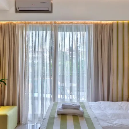 Leonidas & מלון דירות 3*