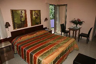 Leonidas & Aparthotel 3*