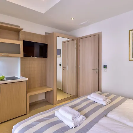 Leonidas & 아파트호텔 3*