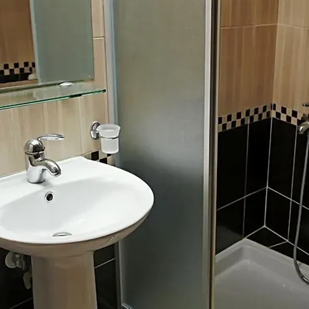 Leonidas & 아파트호텔 레팀노