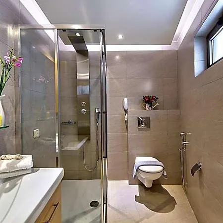 Leonidas & Aparthotel 3*