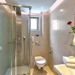 莱昂尼达斯公寓式酒店