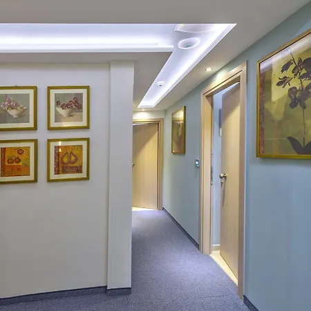 Leonidas & Aparthotel 3*